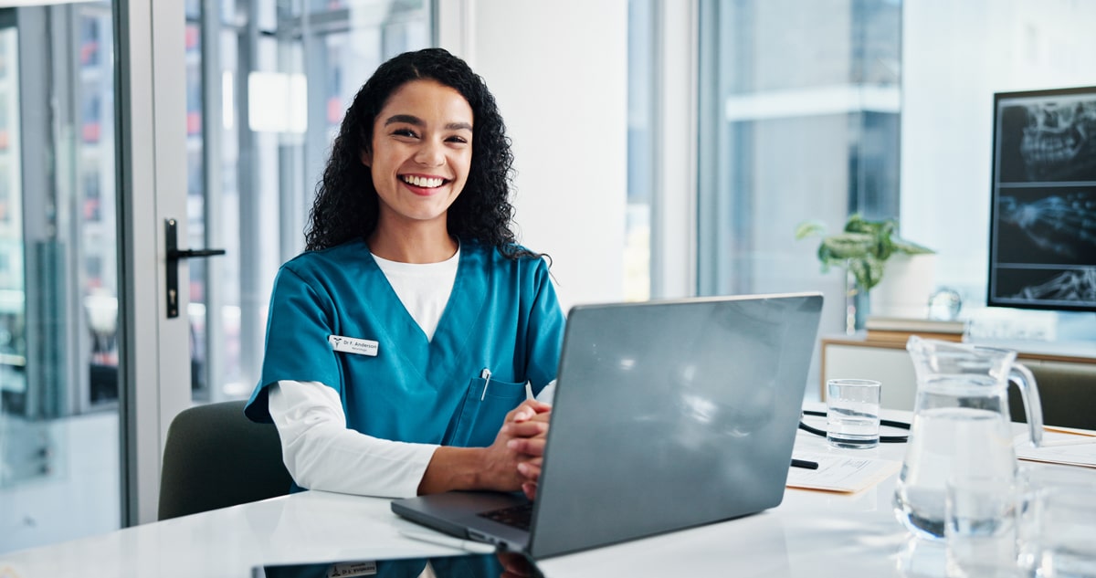 Nurse-on-a-computer-smiling